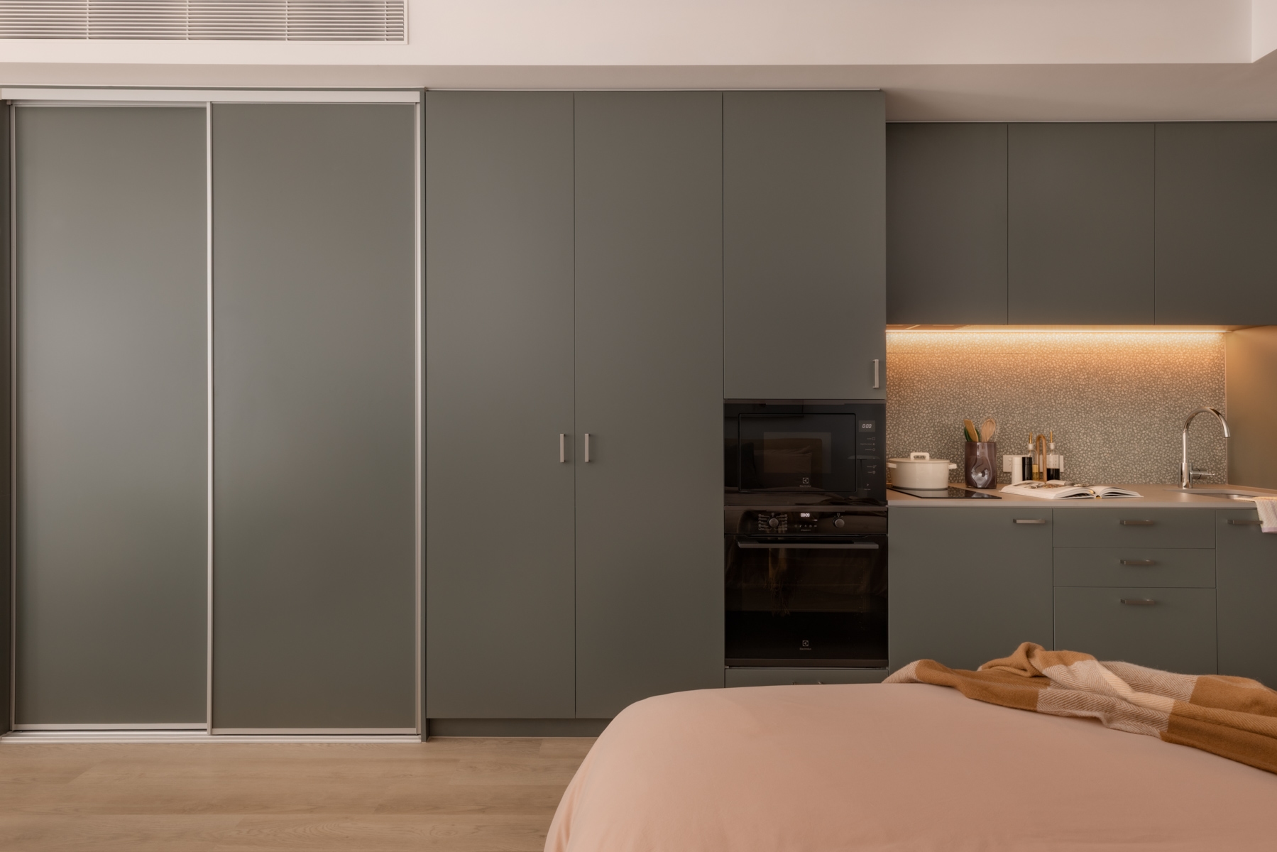 1200Px Short Edge Tony Evans Haiku Sth Yarra 20250403 018 EP10887 2